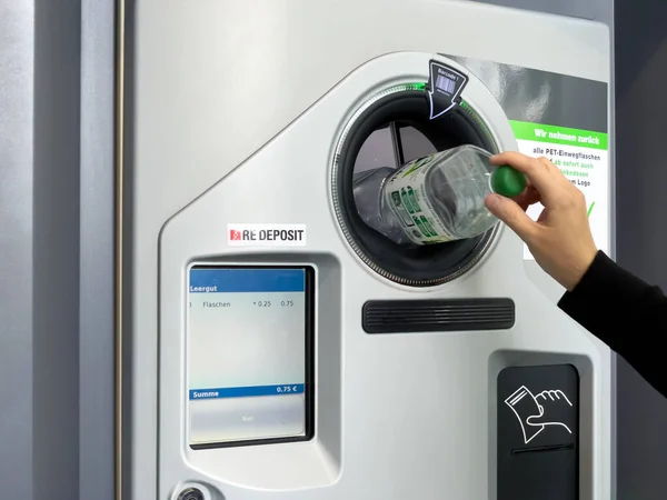 Berlin, Almanya, 07 Ağustos 2023. Plastik şişe toplamak ve almak için otomatik makine. Berlin, Almanya, 07 Ağustos 2023