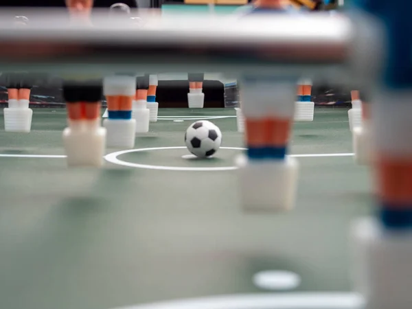 Close Dari Beberapa Pemain Dan Bola Sepak Meja Foosball Permainan — Stok Foto