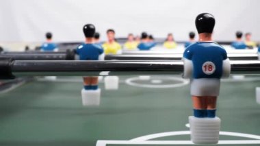 Bir masa futbolu maçının yakın çekimi. Kamera hareketi. Futbol oyunu.