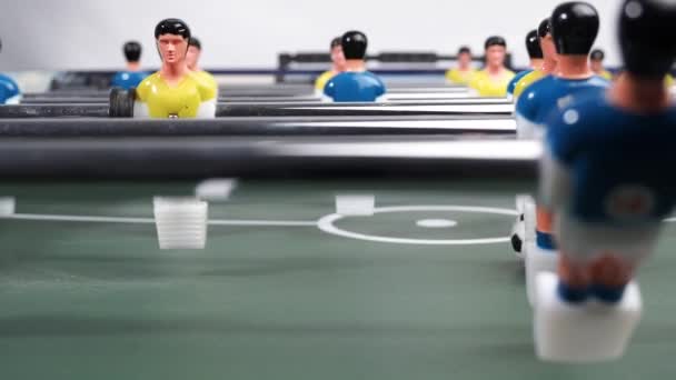 Bir Masa Futbolu Maçının Yakın Çekimi Kamera Hareketi Futbol Oyunu — Stok video