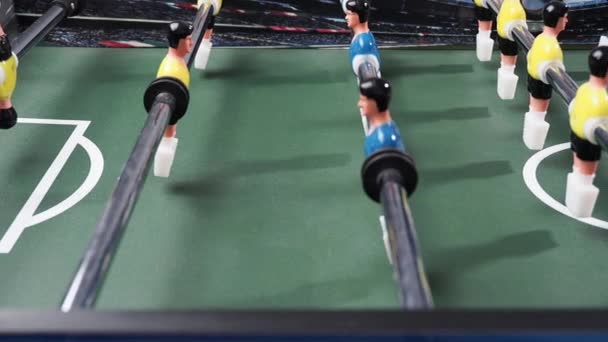 Bir Masa Futbolu Maçının Yakın Çekimi Kamera Hareketi Futbol Oyunu — Stok video