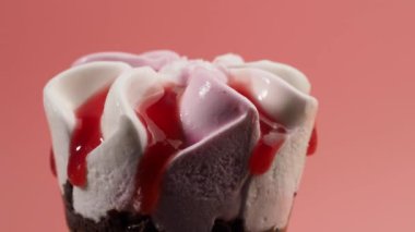 Waffle bardaklarında çilekli dondurma. Pembe arka planda dondurma..