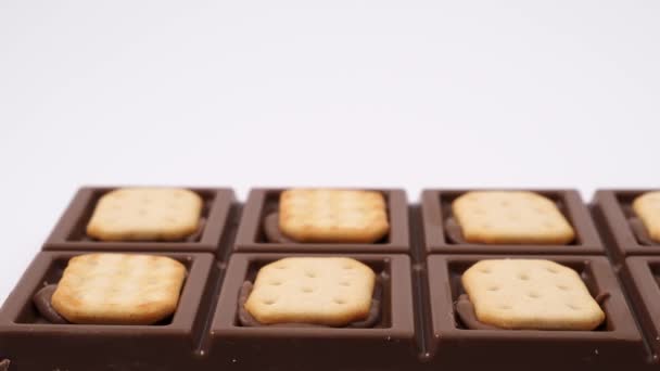 Schokolade Mit Keksen Auf Weißem Hintergrund Bewegte Kamera Auf Einer — Stockvideo