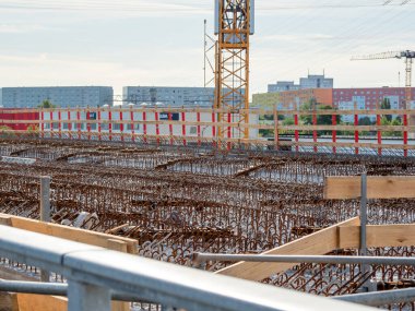 İnşaat alanında güçlendirilmiş beton. Köprü yapımı.