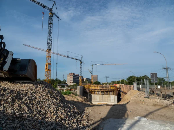 İnşaat alanında kule vinçleri. Köprü yapımı.