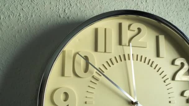 Timelapse Большие Настенные Часы Серой Стене Перемещение Настенных Часов — стоковое видео