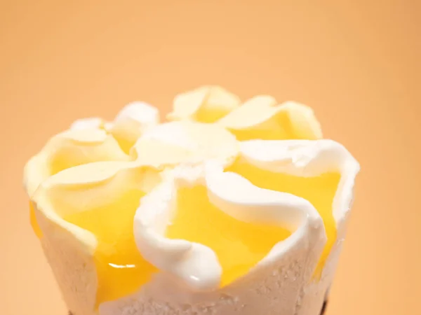 Вафельные Чашки Лимоном Мороженое Оранжевом Фоне — стоковое фото