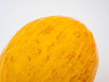 Beyaz arka planda taze kavun. Kavun yakın plan.