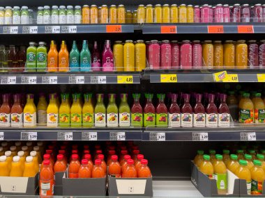 Berlin, Almanya - 18 Ağustos 2023. Süpermarketteki buzdolabında meyve suları. Berlin, Almanya - 18 Ağustos 2023