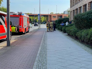 Berlin, Almanya - 18 Ağustos 2023 İtfaiye araçları ve polisler görev başında. Berlin, Almanya - 18 Ağustos 2023