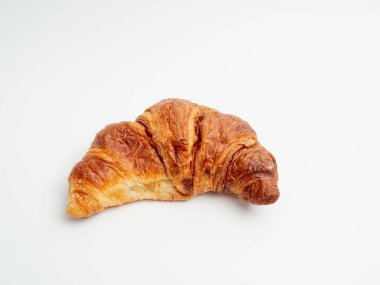 Beyaz arka planda kruvasan. Pişirilmiş kruvasan yakın plan..