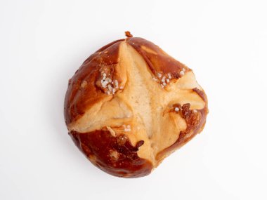 Beyaz arka planda çörekler. Fırın ürünleri kapanıyor. Çörekler yeni pişmiş..