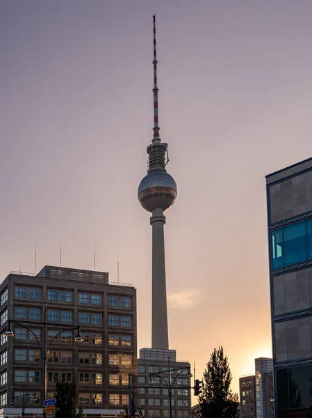 日没のベルリンテレビ塔 ベルリンテレビタワー閉鎖 — ストック写真