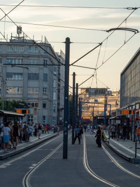 Berlin, Almanya - 23 Ağustos 2023. İnsanlar tramvay raylarını yanlış yerden geçiyor. Berlin, Almanya - 23 Ağustos 2023