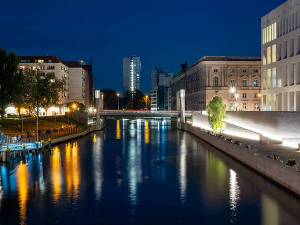 夕暮れのベルリンの街並みを見る 夕方のランタンから川沿いのライトトレイル — ストック写真
