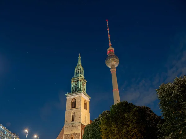 Blick Auf Die Berliner Stadtkirche Bei Nacht Kirche Und Fernsehturm — Stockfoto