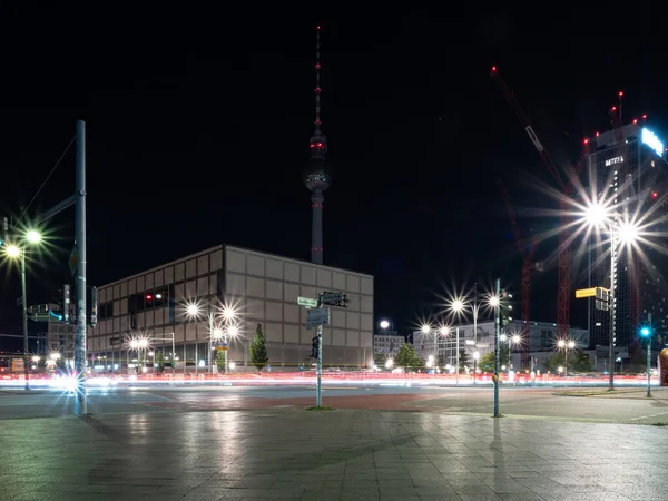 看到柏林公路的交叉口和汽车留下的小径 柏林之夜Alexanderplatz — 图库照片