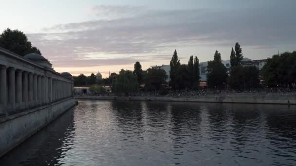 Άποψη Του Ποταμού Της Πόλης Ηλιοβασίλεμα Τοπίο Της Βραδινής Πόλης — Αρχείο Βίντεο