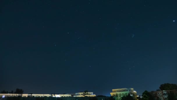 Nattlig Stjärnhimmel Över Staden Stjärnhimlen Ovanför Husens Tak — Stockvideo