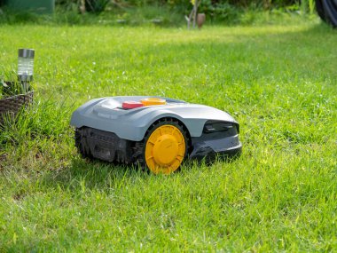 Robot çim biçme makinesi çimleri biçiyor. Çim biçme makinesi yakın plan..