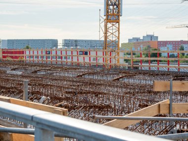 İnşaat alanında güçlendirilmiş beton. Köprü yapımı.