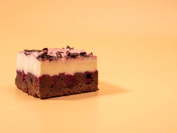 Turuncu Arka Planda Çikolatalı Vişneli Pasta Kirazlı Çikolatalı Kremalı Pasta — Stok fotoğraf