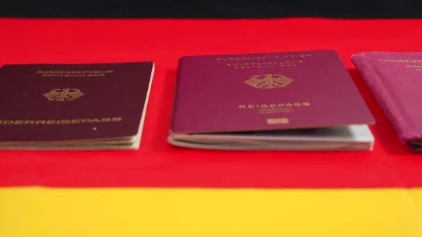 Pasaportes Ciudadano Alemania Bandera Alemania Concepto Obtener Ciudadanía Alemana Movimiento — Vídeos de Stock
