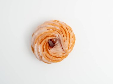 Beyaz arka planda pasta sıçraması. Fırınlanmış ürünler pastası yakın plan. Tatlı kek..