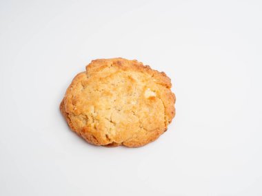 Beyaz arka planda tatlı kurabiyeler. Fırın ürünleri kapanıyor. Tatlı kurabiye..