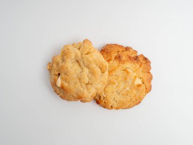 Beyaz arka planda tatlı kurabiyeler. Fırın ürünleri kapanıyor. Tatlı kurabiye..