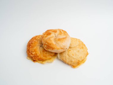 Beyaz arka planda peynirli çörekler. Fırın ürünleri kapanıyor. Taze peynirli çörekler..