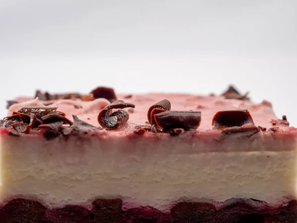 白い背景にチョコレートが入ったチェリーケーキ チェリーとチョコレートのクリームケーキ — ストック写真