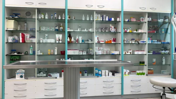 Tıp masası ve veterinerlikteki diğer tıbbi ekipmanlar. Veterinerin masasına karşı ilaç dolabı..