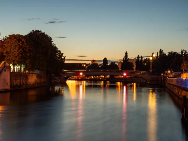 Pohled Berlínskou Řeku Soumraku Světelné Stezky Podél Řeky Večerních Luceren — Stock fotografie