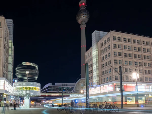 ベルリンの中心広場と車が残したライトトレイルの様子 ナイト ベルリン アレクサンダー — ストック写真