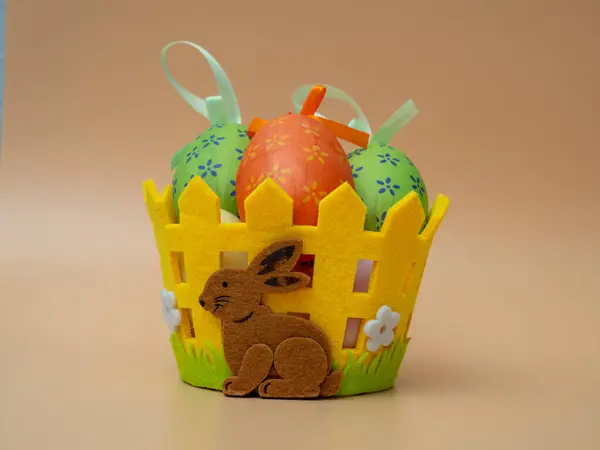 Pasen Mand Met Decoratieve Eieren Een Oranje Achtergrond Paasversiering — Stockfoto