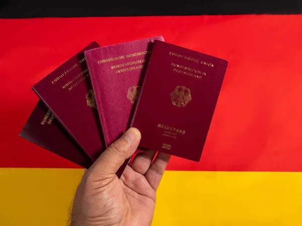 Рука Держит Паспорт Гражданина Германии Фоне Флага Германии Концепция Получения — стоковое фото