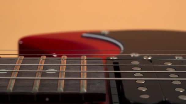 Guitarra Eléctrica Seis Cuerdas Cámara Mueve Ritmo Guitarra Primer Plano — Vídeos de Stock