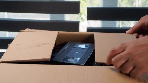 旧的Vhs磁带在纸板箱里 男人打开装有Vhs盒带的纸板箱 — 图库视频影像