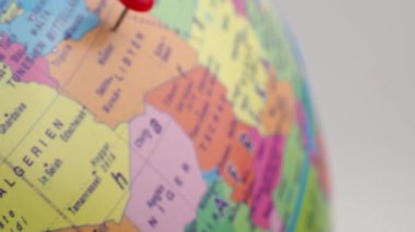 Küre, Libya ülkesini bir iğneyle gösteriyor. Haritada Libya ülkesi yakın planda.