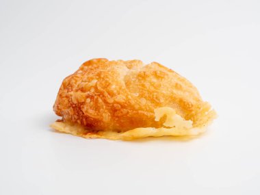 Beyaz arka planda peynirli çörekler. Fırın ürünleri kapanıyor. Taze peynirli çörekler..