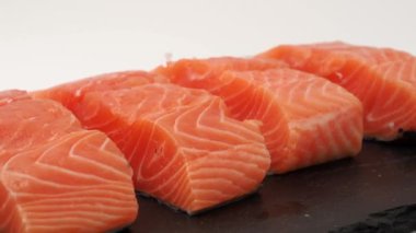 Dönen somon balığı filetosu. Somon filetosu yakın plan..