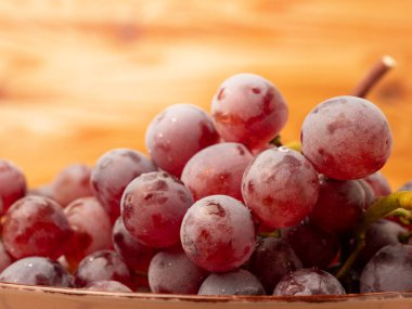 Ahşap arka planda kırmızı üzümler. Olgun üzümleri yakından çek..