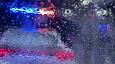 Bir konveyör tünelinin araba yıkama yerindeki arabanın içinden yakın çekim görüntüsü. Otomatik oto yıkamada araba yıkamak..