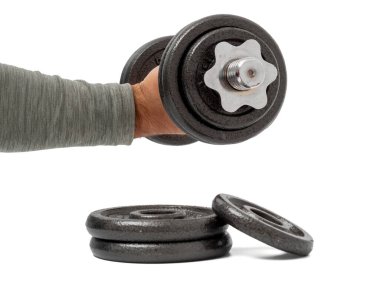 Elinde beyaz arka planda bir dambıl var. Dambılları kapatın..