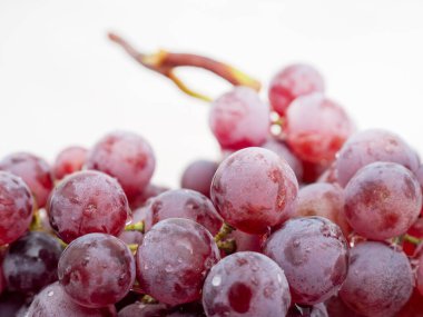 Beyaz arka planda kırmızı üzümler. Olgun üzümleri yakından çek..