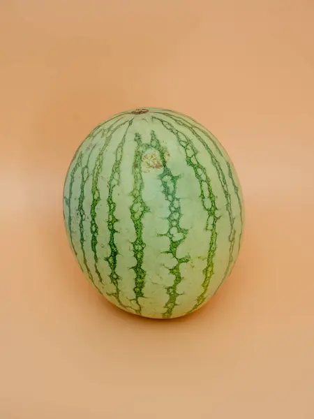 Gestreifte Wassermelone Auf Orangefarbenem Hintergrund Reife Wassermelone Nahaufnahme — Stockfoto