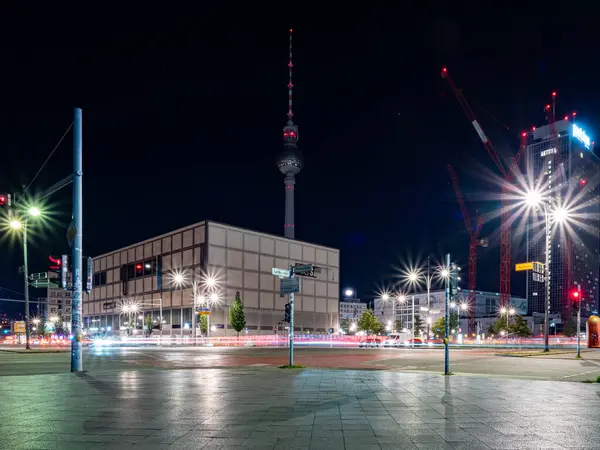 Widok Skrzyżowanie Dróg Berlinie Lekkie Szlaki Pozostawione Przez Samochody Nocny — Zdjęcie stockowe
