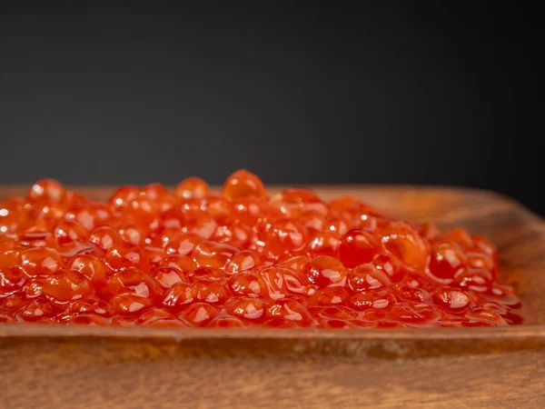 Coupe Bois Avec Caviar Rouge Sur Fond Noir Gros Plan — Photo