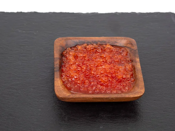 Coupe Bois Avec Caviar Rouge Sur Une Pierre Ardoise Noire — Photo